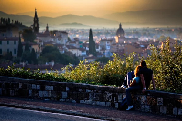 Para zakochanych, podziwiając zachód słońca nad romantyczne włoskie miasta Florencja — Zdjęcie stockowe