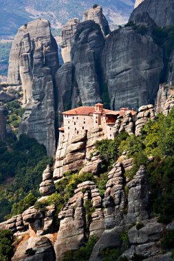 Meteora, Yunanistan buzlu inşa uzak dağ manastır.