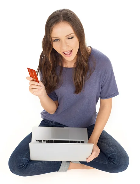 Підліток з кредитною карткою і ноутбуком — стокове фото