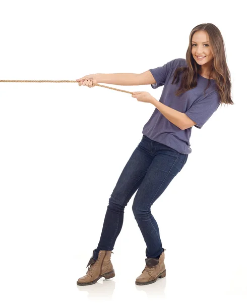 Adolescente puxando uma corda — Fotografia de Stock