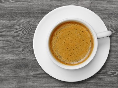 Kahve fincanı masada.