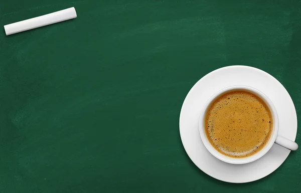 Koffiekopje op blackboard — Stockfoto