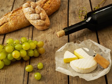 Şarap, ekmek, peynir ve üzüm