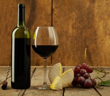 Kırmızı şarap ve peynir.