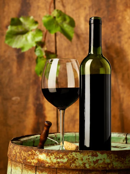 Red wine on a barrel — Stock Photo, Image