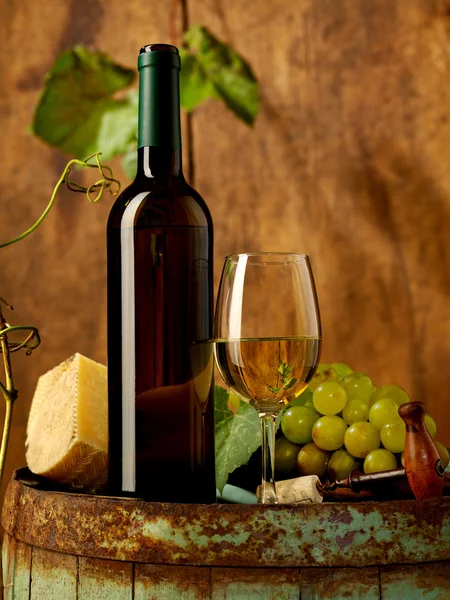 Vino bianco, uva e cheddar — Foto Stock