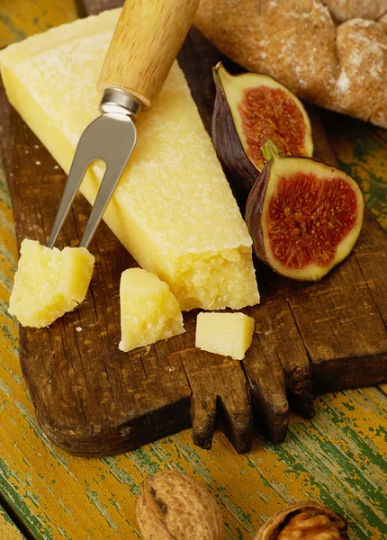 Cheddar tasting on a rustic background — Stock Photo, Image