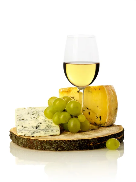 Бокал вина, виноград и сыр — стоковое фото