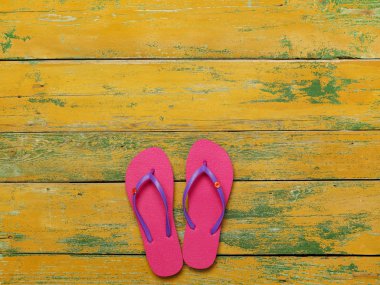 Parmak arası terlik ahşap üzerine