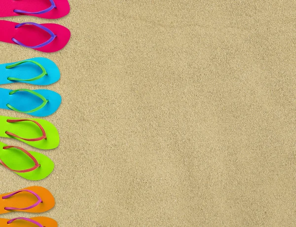 Flipflops auf Sand — Stockfoto