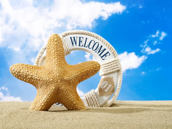 Starfish e sinal de boas-vindas na praia — Fotografia de Stock