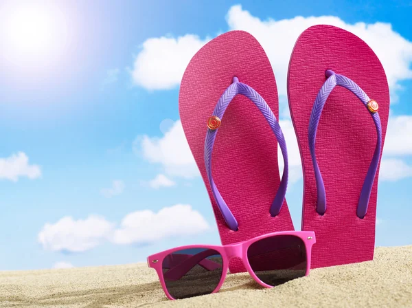Flip-flops and sunglasses — Stock Photo, Image