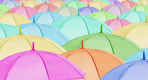 Многоцветные зонтики задний план — стоковое фото