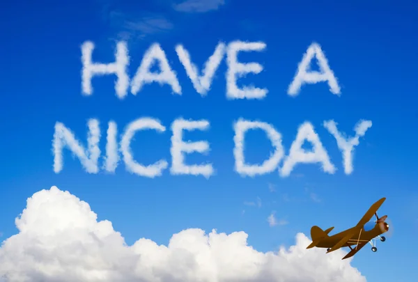 Иметь хороший день сообщение в небе — стоковое фото