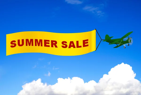 Самолет со знаменем летней продажи — стоковое фото