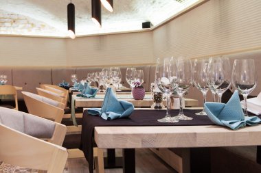 Restoran iç tablolar ile