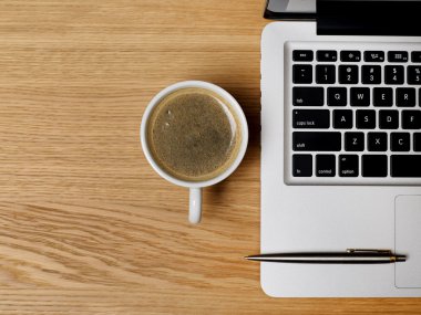 Kahve ve Resepsiyon üstünde laptop