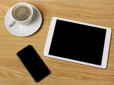 Tablet, cep telefonu ve kahve