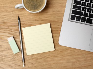 Kahve fincanı ve yapışkanlı not