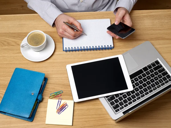 Hombre trabajando en el escritorio — Foto de Stock