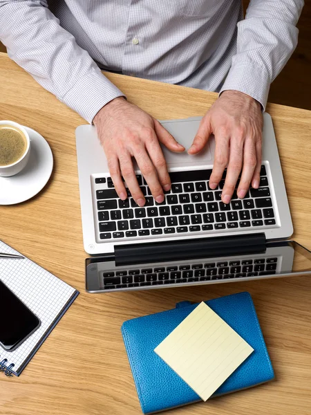 Man working on laptop at desk — Stock Photo, Image