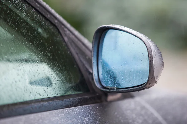 Espejo de coche en día lluvioso — Foto de Stock