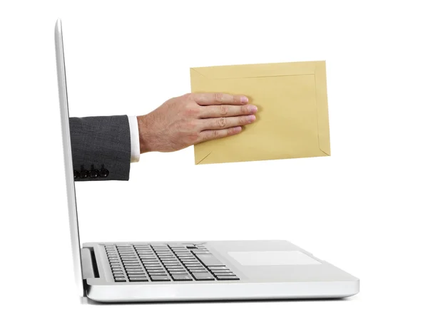Ręka z poczty z laptopa — Zdjęcie stockowe