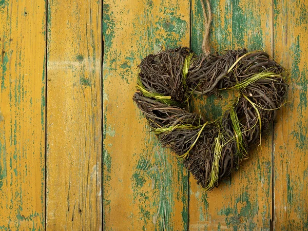 Ξύλινη καρδιά σε ξύλινο φόντο — Φωτογραφία Αρχείου