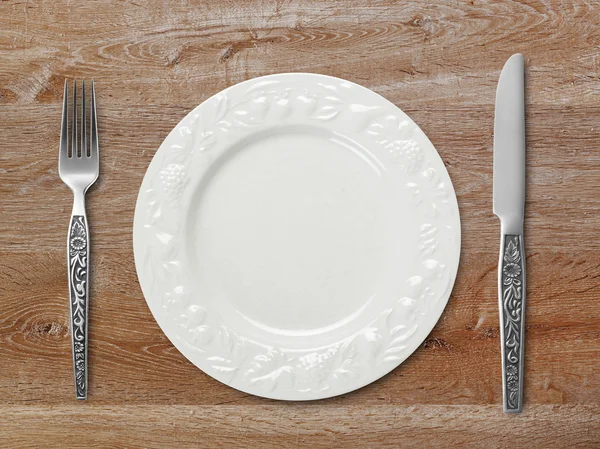 Ahşap masa üzerinde yemek tabağı — Stok fotoğraf