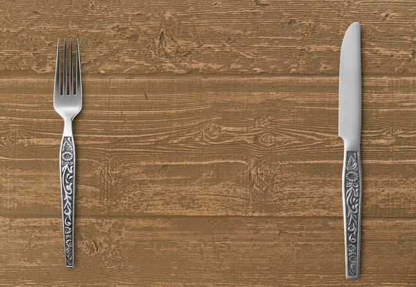 Coltello da tavola e forchetta su legno — Foto Stock
