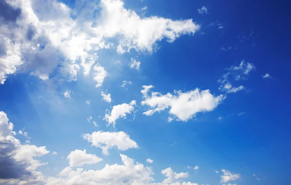 Пасмурное голубое небо — стоковое фото
