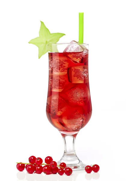 Червоний коктейль з кубиками льоду — стокове фото