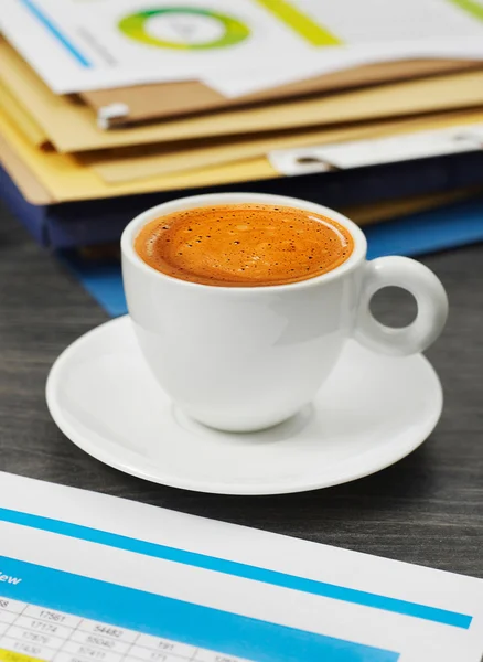 Kaffeetasse und Papier — Stockfoto