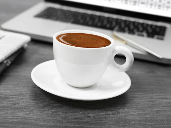 Kávé, újságok és laptop — Stock Fotó