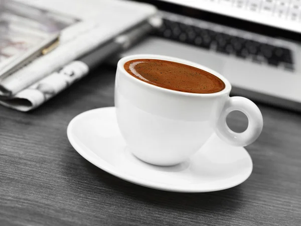 Kaffee, Zeitungen und Laptop — Stockfoto