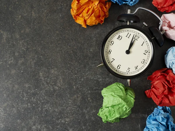 Horloge de table et boules de papier avec copyspace — Photo