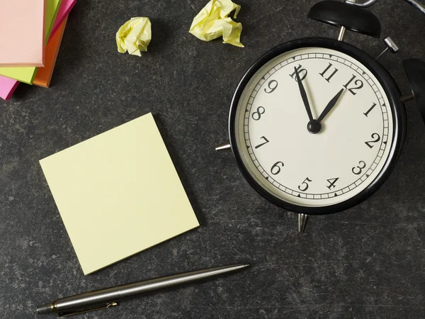 Concept de date limite sur la table de bureau — Photo