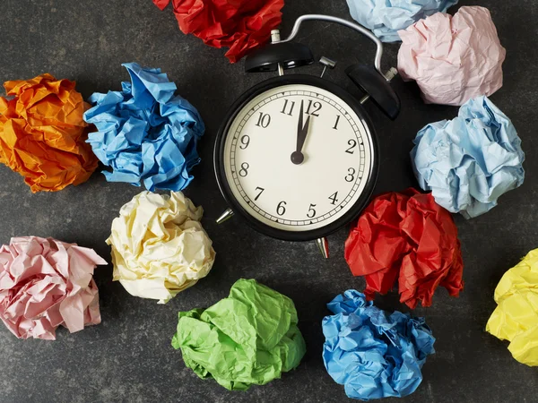 Horloge de table et boules de papier — Photo