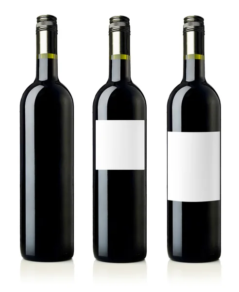 Rotweinflaschen mit Etiketten — Stockfoto