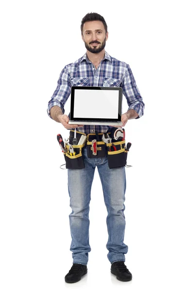 Charpentier montrant ordinateur portable — Photo