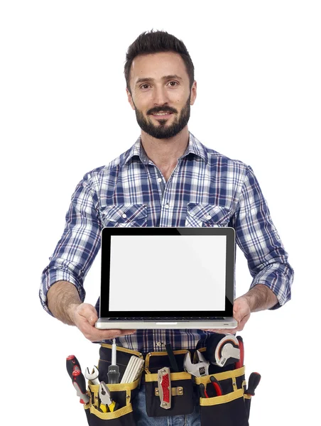 Carpinteiro mostrando laptop — Fotografia de Stock
