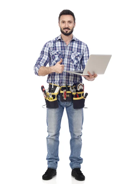 Confident handyman with laptop — Stock Photo, Image