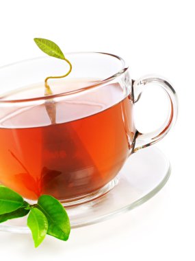 Çay çantalı bir fincan çay.