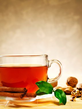 Tarçın ve fındık ile çay