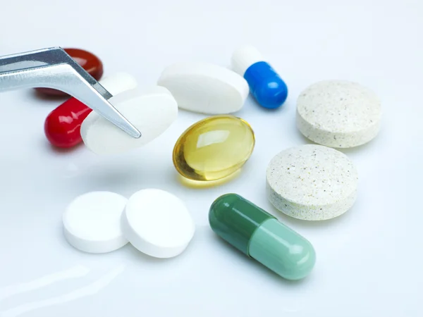 Sosteniendo una píldora — Foto de Stock