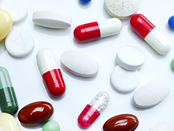 Витамины и таблетки — стоковое фото