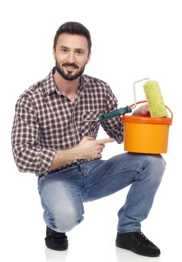 Beyaz üzerine neşeli ressam