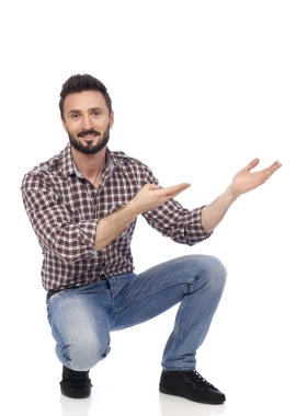 Beyaz üzerine neşeli ressam