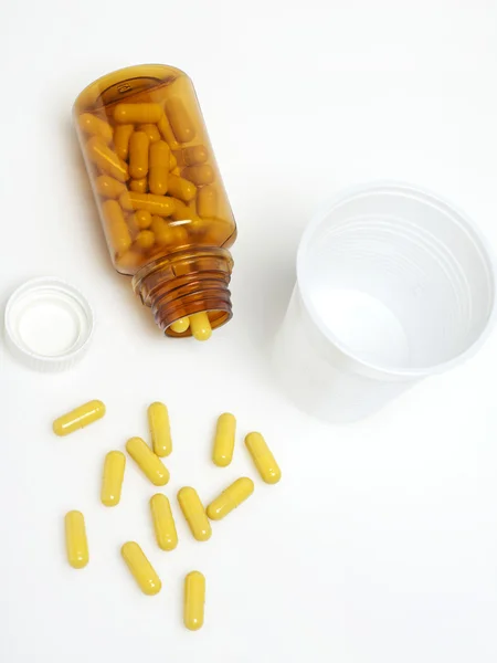 Pillole e vetro di plastica — Foto Stock
