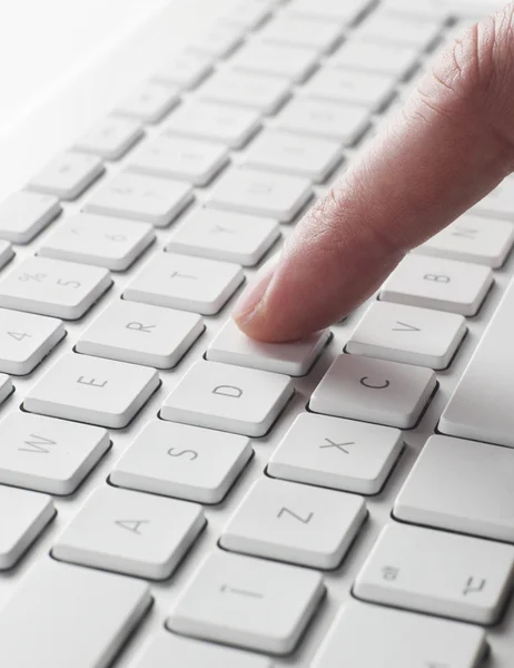 Палец на клавиатуре компьютера — стоковое фото